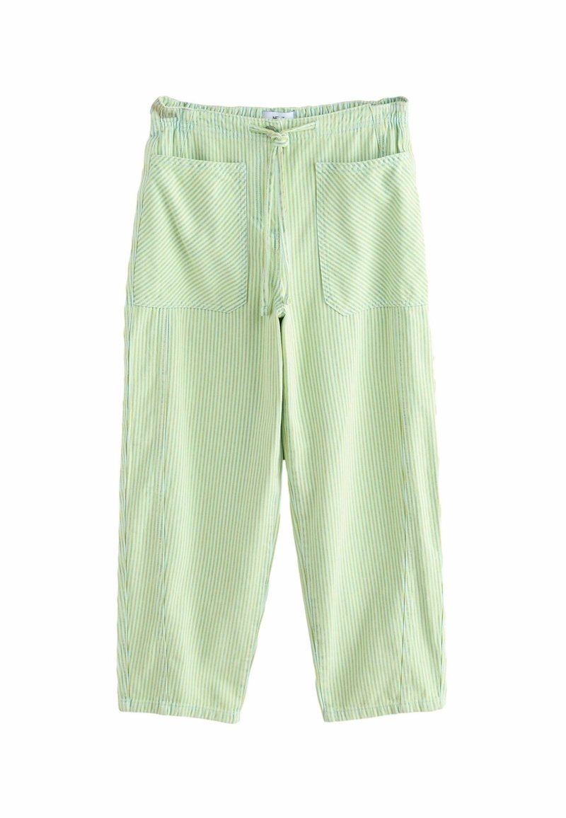 Pantalones a rayas verdes claros con cinturilla elástica, dos grandes bolsillos frontales y un corte holgado, que presentan una sutil textura y detalles de confección.