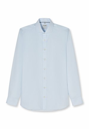 Hellblaues Herrenhemd mit langen Ärmeln, Knopfleiste vorne und klassischem Kragen, flach auf weißem Hintergrund liegend.