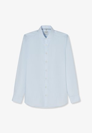 Hellblaues Herrenhemd mit langen Ärmeln, Knopfleiste vorne und klassischem Kragen, flach auf weißem Hintergrund liegend.