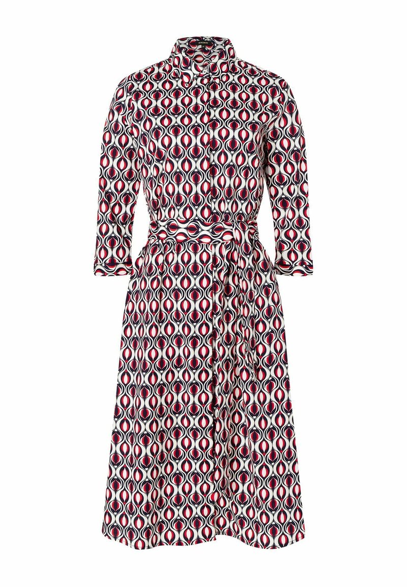 Robe longue jusqu'aux genoux à manches longues avec col de chemise et ceinture nouée à la taille, présentant un motif géométrique répétitif rouge, noir et blanc.