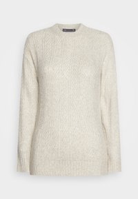 Pull tricoté couleur crème avec motifs torsadés et côtes, manches longues, encolure ronde, poignets et ourlet côtelés.