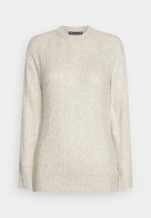 Cremefarbener Strickpullover mit Zopf- und Rippenmustern, langen Ärmeln, Rundhalsausschnitt sowie gerippten Bündchen und Saum.