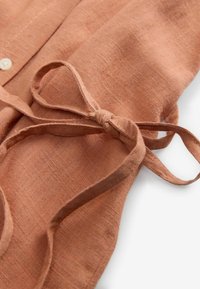 Next PETITE FIT - SHORT SLEEVE WAIST MIDI - Skjortklänning - terracotta brown