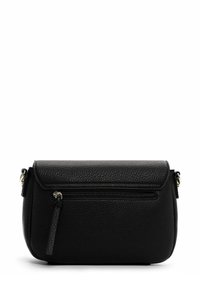 Borsa a tracolla in pelle nera con finitura texturizzata, chiusura a patta e tasca anteriore con zip e dettagli in metallo dorato.