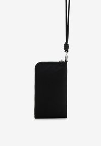 Portafoglio nero realizzato in materiale liscio e durevole. Presenta una chiusura con zip, un cinturino da polso e una forma rettangolare con un design minimalista.