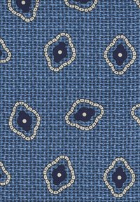 Niebieska tkanina w wzory, z kratkowanym tłem, zdobiona floralnymi motywami w granacie i bieli oraz okrągłymi akcentami, o teksturowanej powierzchni.