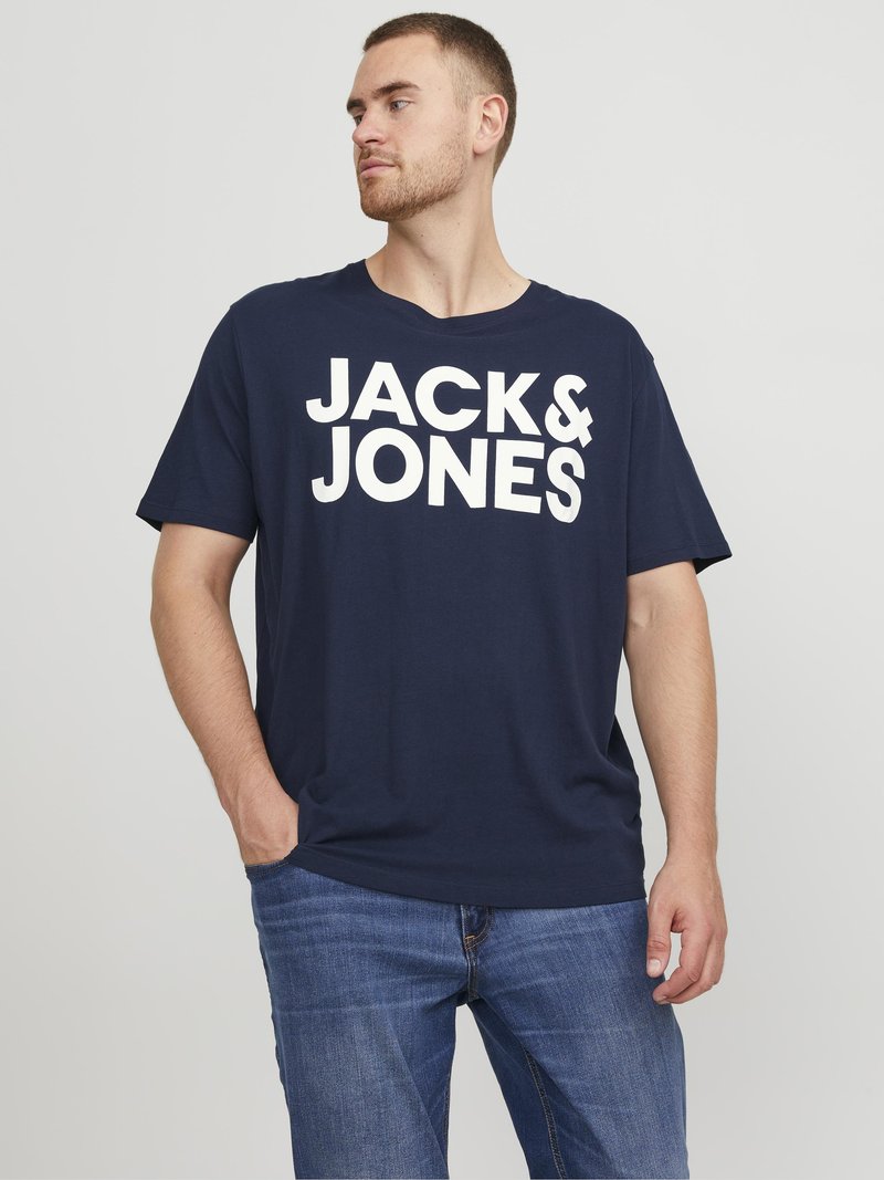 Mørkeblå bomull T-skjorte med stor hvit "JACK & JONES" tekst over fronten. Løs passform med korte ermer og rund hals.