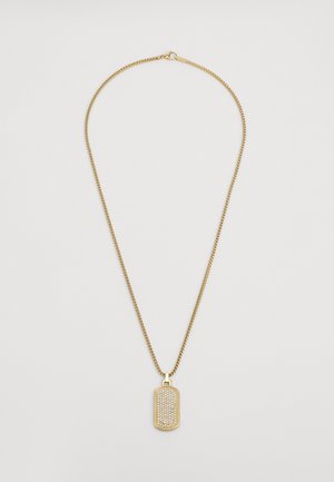 Aranyszínű nyaklánc csavart lánccal és téglalap alakú medállal, amely texturált, szegecsekkel díszített felülettel rendelkezik.