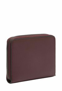 Portfel na zamek w kolorze bordowym wykonany z gładkiej skóry o fakturowanym wykończeniu, z srebrnymi okuciami i prostokątnym, uporządkowanym kształtem.