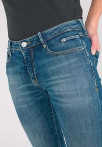 Le Temps Des Cerises TRÈS ÉVASÉ - Flared Jeans - bleu