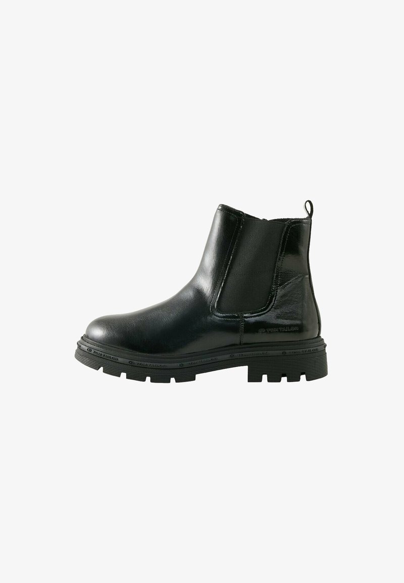 Zwarte leren enkelboot met elastische zijpanelen, trekloop en stevige rubberen zool met een gestructureerde loop voor grip.