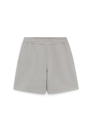 Pantalones cortos casuales de color gris claro con cinturilla elástica y bolsillos laterales, colocados planos sobre un fondo blanco.