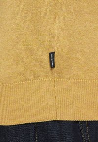 Jack & Jones JJEEMIL ROLL NECK - Neule - spicy mustard