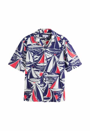 Kurzärmliges Hemd mit Knöpfen mit einem Muster aus dunkelblauen, weißen und roten Segelbooten auf Wellen- und Wolkenhintergrund.