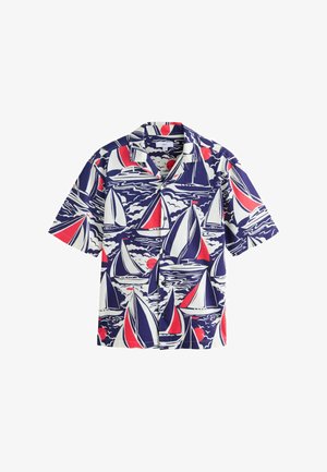 Koszula z krótkim rękawem zapinana na guziki, z wzorem jachtów w granatowym, białym i czerwonym kolorze na tle fal i chmur.