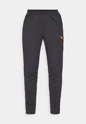 Schwarze Sporthose aus leichtem Gewebe mit einem elastischen Bund und einem orangen Puma-Logo auf dem linken Oberschenkel.