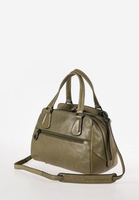 Borsa a mano in pelle verde oliva con due manici corti e una tracolla removibile. Presenta una tasca anteriore con zip e una superficie liscia con cuciture sottili.