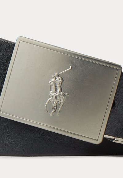 Cintura in pelle nera con fibbia rettangolare in argento che presenta un giocatore di polo in rilievo su un cavallo che tiene un mazza.
