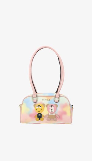 Pastellfarbene Handtasche mit pinkfarbenen Griffen und zwei aufgenähten Teddybär-Gesichtern vorne, eines gelb und eines pink.