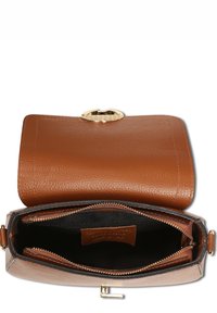 Braune Lederhandtasche mit strukturiertem Design, goldenen Hardwareelementen, einer strukturierten Oberfläche und einer mit einem Reißverschluss versehenen Innentasche. Das Innere ist mit schwarzem Stoff ausgekleidet.