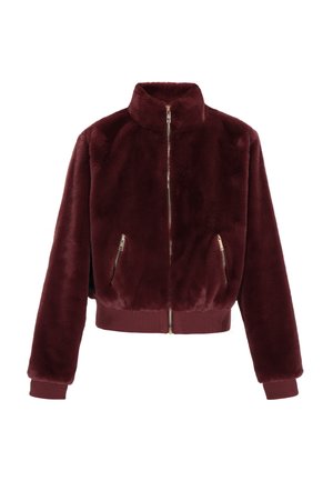Giacca in pelliccia sintetica bordeaux con colletto alto, chiusura davanti con zip e vita a costine; presenta due tasche laterali con zip e maniche lunghe.