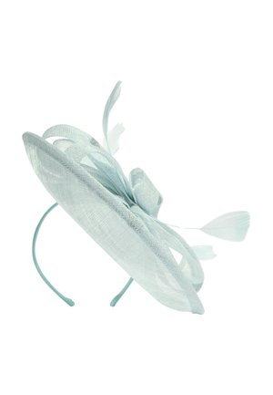 Lichtblauwe mesh fascinator met lussen, veren en een hoofdband als basis voor formele kleding.