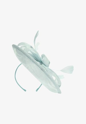 Hellblauer Mesh-Fascinator mit Schlaufen, Federn und einem Stirnband als Basis für formelle Kleidung.