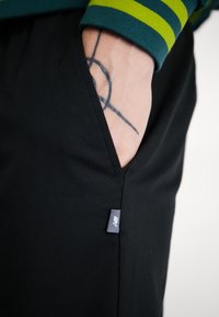New Balance ICON  - Kelnės - black