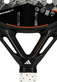 Padel racket met een gestructureerd zwart carbonoppervlak, oranje accenten en een onderscheidend ergonomisch handvat met ventilatiegaten voor grip.
