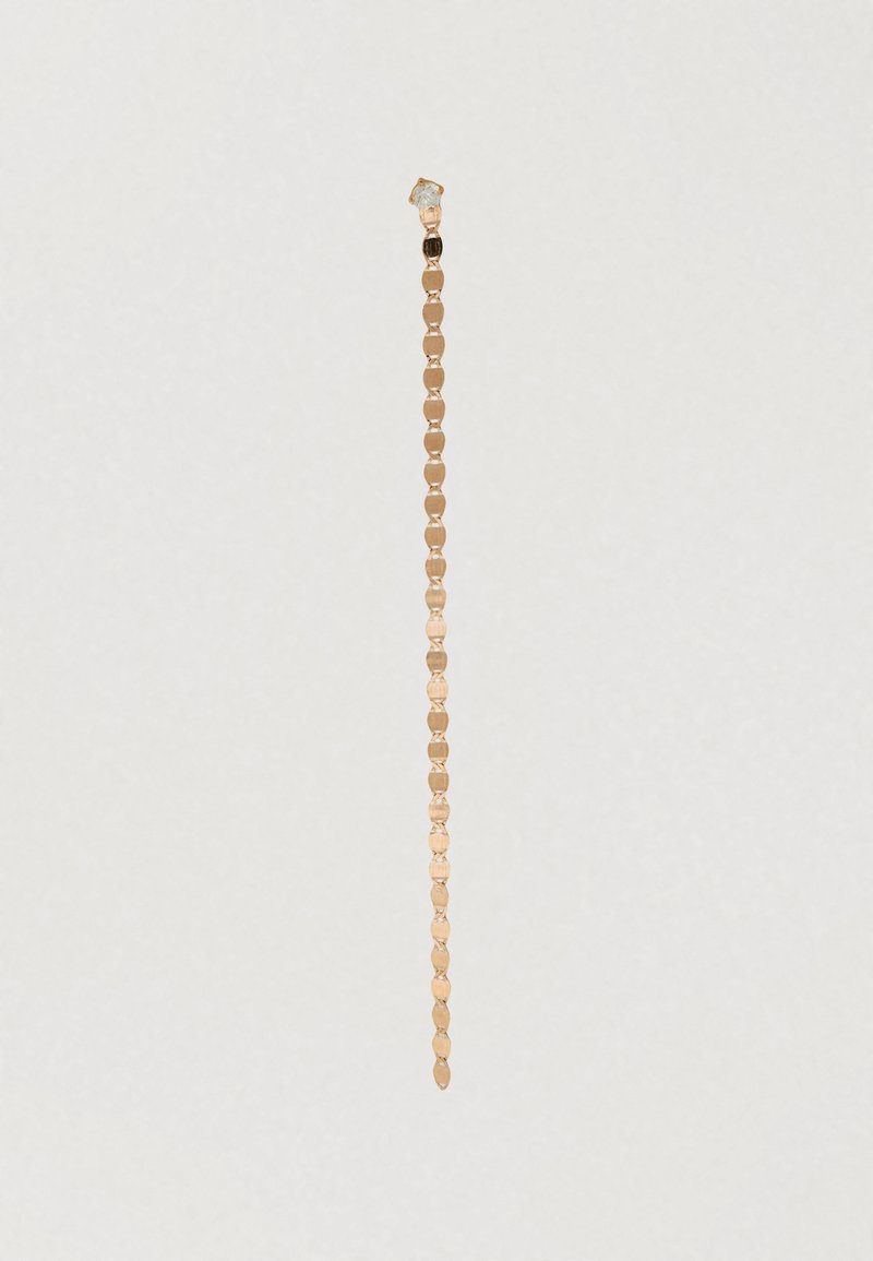 Pendiente largo y en forma de cadena en oro rosa con una bola geométrica en la parte superior. El diseño presenta un acabado suave y pulido, además de una longitud ajustable.