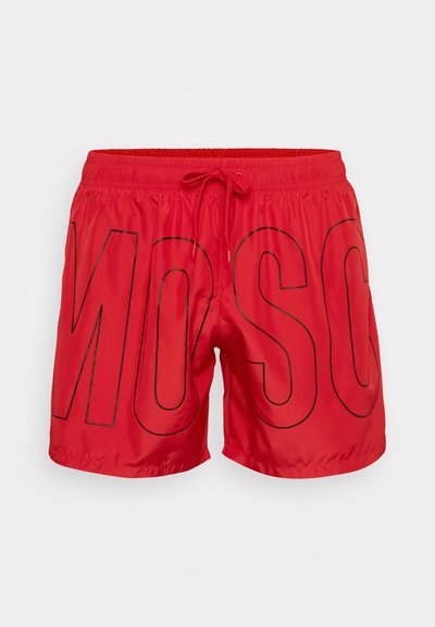 Rde kratke kopalne hlače z črnim napisom "MOSC", izdelane iz lahkega materiala. Imajo elastiko v pasu in vrvico za prilagajanje.