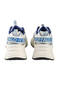 Balti ir mėlyni sportbačiai su tinkliniu viršumi, paminkštintu apvadu ir tekstūruotu guminiu padu, ant kulno ir diržo yra "BUFFALO" ženklas.