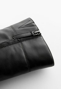 Next Klassikalised poolsaapad - black leather