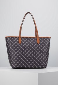 Taška typu tote v tmavě námořnické modři s opakujícím se vzorem stříbrných vějířů, s držadly a lemováním z opálené kůže, obdélníkového tvaru a texturovaným povrchem.