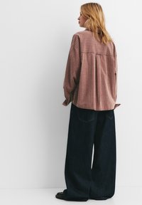 PULL&BEAR LACQUERED CHECK - Košilová halenka  - light brown