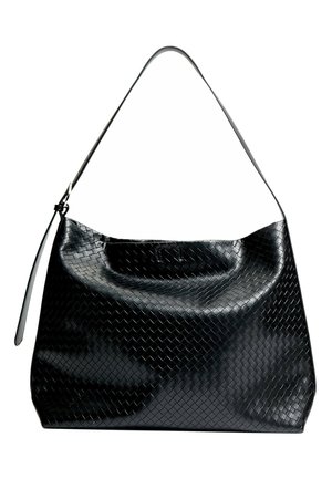 Bolso de mano de cuero negro con textura tejida, una sola correa para el hombro y cuerpo liso ligeramente caído.