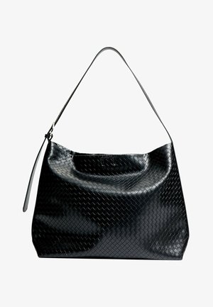 Bolso de mano de cuero negro con textura tejida, una sola correa para el hombro y cuerpo liso ligeramente caído.