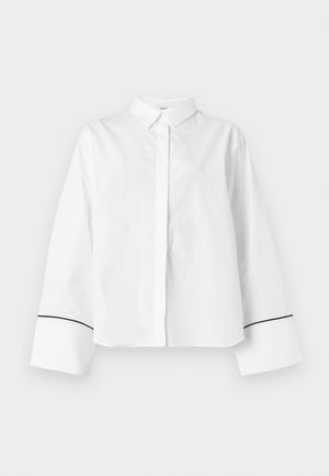 Λευκό πουκάμισο με μακριά μανίκια και κουμπιά, μυτερός γιακάς, φαρδιά μανσέτα με λεπτή μαύρη επένδυση κοντά στις άκρες, απλή μπροστινή όψη και άνετη εφαρμογή.