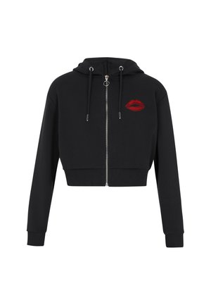 Fekete cropped kapucnis pulóver ezüst cipzárral, zsinórokkal és piros ajak hímzéssel a bal mellen. Puha, textúrált anyagból készült.