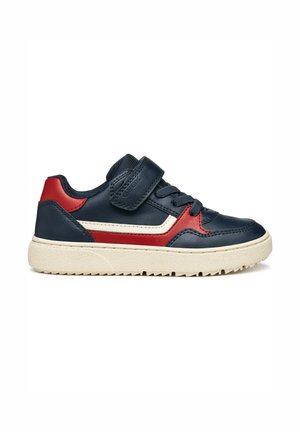 Baskets en cuir navy avec accents rouges, semelle en caoutchouc, fermeture à lacets et à Velcro, finition texturée et bande latérale contrastante.