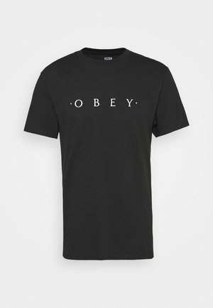 Czarna koszulka z krótkim rękawem z białymi wielkimi literami "OBEY" umieszczonymi na środku przodu.