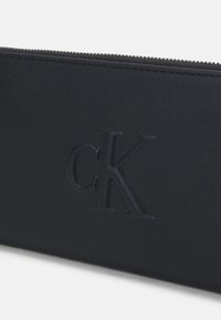 Calvin Klein Jeans SCULPTED ZIP AROUND DEBOSS - Lommebok - black