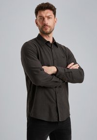 Donkergrijze langemouwenknopshirt met kraag, voorzien van een subtiele logo op de borst, textuurstof en knoopmanchetten.
