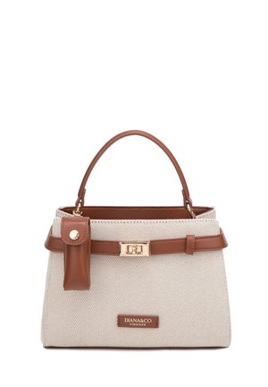 Sac à main texturé beige avec poignée en cuir marron, bandoulière et petite pochette attachée, avec une fermeture dorée et une étiquette "DIANA&CO FIRENZE".