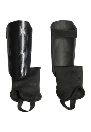 Espinilleras deportivas negras con carcasas de plástico texturizado, mangas elásticas y correas para los tobillos. Tienen un patrón geométrico y un logo.