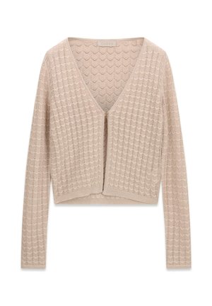 Beżowy sweter na drutach z długimi rękawami, dekoltem w serek, zapięciem na jeden guzik oraz wzorem ażurowym w kształcie jodełki na całej powierzchni.