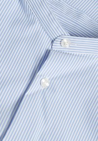 Gros plan d'une chemise bleu clair à rayures verticales blanches, montrant des boutons blancs et une couture de col.