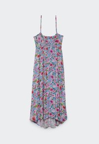 Robe d'été sans manches bleue avec imprimé floral rose et rouge, corsage smocké et fines bretelles, suspendue à plat sur un fond clair.