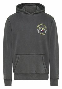 Hoodie grigia realizzata in tessuto morbido, con tasca a marsupio frontale, polsini a costine e un logo con "Tommy Jeans" e "NYC" in giallo e bianco.