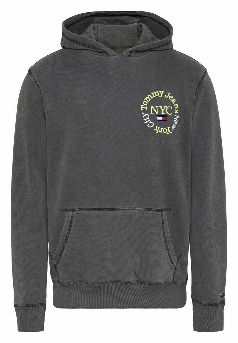 Hoodie grigia realizzata in tessuto morbido, con tasca a marsupio frontale, polsini a costine e un logo con "Tommy Jeans" e "NYC" in giallo e bianco.